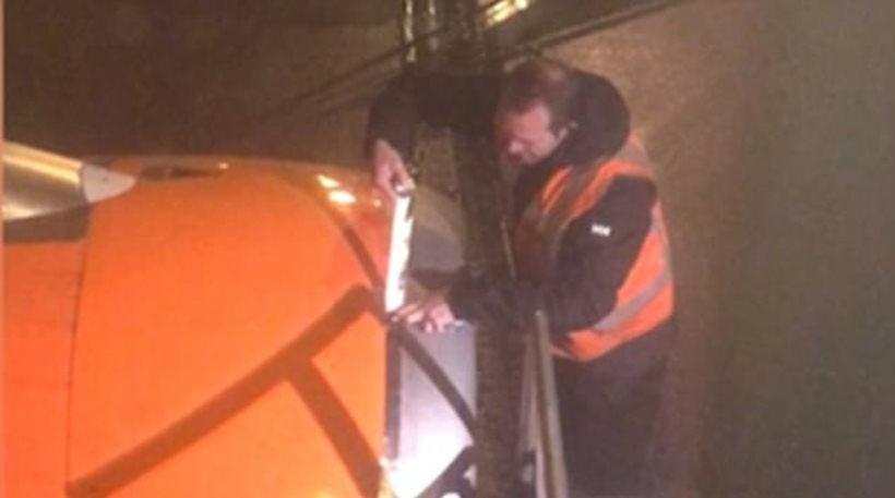 Σοκ για επιβάτη της easyJet: Ο μηχανικός επιδιόρθωσε πρόβλημα στον κινητήρα με… μονωτική ταινία! (βίντεο)